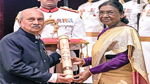 नवी दिल्ली : राष्ट्रपती द्रौपदी मुर्मू यांच्याकडून पद्मश्री पुरस्कार स्वीकारताना डॉ. प्रभाकर कोरे.
