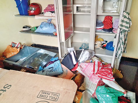 शिनोळी बुद्रुक : चोरट्यांनी फोडलेले घरातील कपाट.