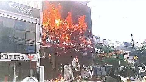 Coaching Centre Fire Case| यूपीतील ४८ कोचिंग सेंटर्सना ‘टाळे’; लखनौ कोचिंग सेंटरमध्ये अग्नितांडवानंतर प्रशासनाची धडक कारवाई