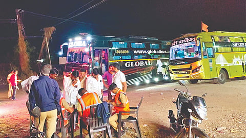 Solapur Police: बार्शी तालुका पोलिसांची मध्यरात्री कारवाई मोहीम, २५ ट्रॅव्हल्सवर दंड