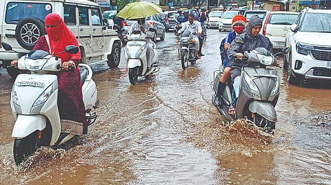 कोल्हापूर : शहरात दुपारी झालेल्या जोरदार सरींमुळे ॲसेम्ब्ली रोड परिसराला असे तळ्याचे स्वरूप आले होते.
