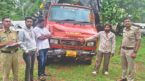 Belgaum Accident: कित्तूरजवळ सिमेंट खांबवाहू टेम्पो उलटून ३ ठार
