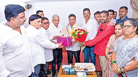 खा. नारायण राणे यांचेे स्वागत करताना ॲड. अजित गोगटे, बाळा खडपे, राजा भुजबळ व पदाधिकारी.