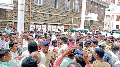 आंदोलन अंकुशचे कार्यकर्ते आणि प्रोसेसधारक यांनी एकमेकांच्या अंगावर धावून जात धक्काबुक्की केली.
