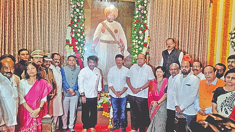 कसबा बावडा : राजर्षी छत्रपती शाहू महाराज यांच्या जयंतीनिमित्त त्यांचे जन्मस्थळ लक्ष्मी विलास पॅलेस येथे विविध मान्यवरांनी पुष्पहार अर्पण करून विनम्र अभिवादन केले. यावेळी पालकमंत्री प्रकाश आबिटकर, मंत्री हसन मुश्रीफ, आ. सतेज पाटील, आ. अमल महाडिक, महापौर रूपाराणी निकम, विशेष पोलीस महानिरीक्षक रंजन कुमार शर्मा, जिल्हाधिकारी डॉ. विजय राठोड आदी.