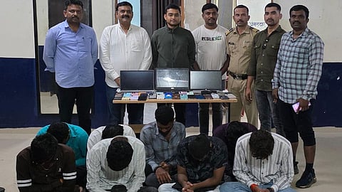 Beed Crime : केजमध्ये ऑनलाइन जुगारावर पोलिसांचा छापा; ८ लाख १४ हजारांच्या मुद्देमालासह ८ जण ताब्यात