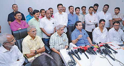देवगड : पत्रकार परिषदेत बोलताना पालकमंत्री नितेश राणे. बाजूला माजी आमदार ॲड. अजित गोगटे, बाळा खडपे आदी.
