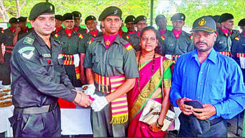 अहिल्यानगर : प्रशिक्षण पूर्ण केल्यानंतर पदक स्वीकारताना साईश नाईक. सोबत आई-वडील.