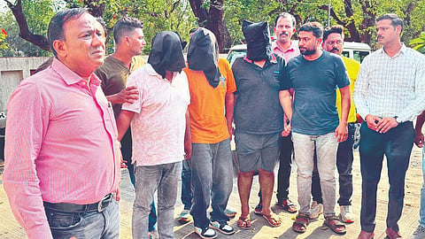 ‘टीईटी’ पेपरफुटी प्रकरणात अटक केलेल्या आरोपींसोबत पोलिस.