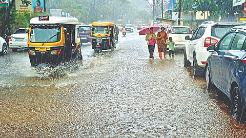 कोल्हापूर : शहरात रविवारी झालेल्या धुवाँधार पावसामुळे जिल्हाधिकारी कार्यालय ते बसंत-बहार रोड परिसरातील रस्त्याला तळ्याचे स्वरूप आले होते.