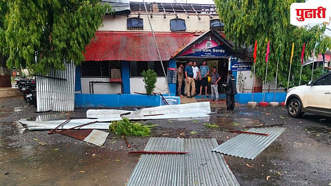वादळी वाऱ्यामुळे हिवरखेड येथील पोलिस स्टेशनचे छत उडून गेले.