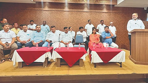 कोल्हापूर : ‘जनसुराज्य’च्या गोकुळ ठरावधारकांच्या मेळाव्यात बोलताना आ. विनय कोरे. शेजारी आ. अशोकराव माने, नवीद मुश्रीफ, समित कदम आदी.