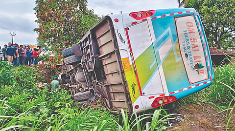 Sangli Accident: ट्रॅव्हल्स झाडावर आदळून चालक, क्लीनर ठार