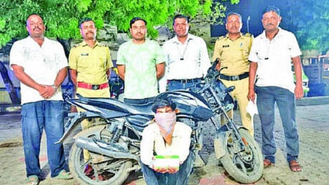 नशेच्या इंजेक्शनसह आरोपी (बसलेला) व बोरी ठाण्याचे पोलिस अधिकारी व कर्मचारी.