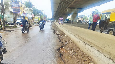 Karad News: उड्डाणपूल सुरू; पण सेवारस्त्यांची दुरवस्था कायम