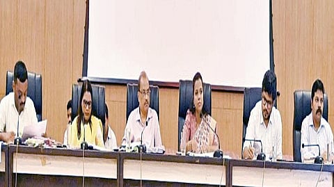 सिंधुदुर्गनगरी : बैठकीस उपस्थित जिल्हाधिकारी तृप्ती धोडमिसे. सोबत मुख्य कार्यकारी अधिकारी रवींद्र खेबुडकर, मिलीश शर्मा, शीतल पुंड, मच्छिंद्र सुकटे आदी.
