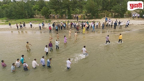 Sindhudurg News | पोलिसांना चकवा देत, कडे तोडून १० ते १२ आंदोलनकर्ते उतरले समुद्रात : मिठमुंबरी बागवाडी येथे जलसमाधी आंदोलन