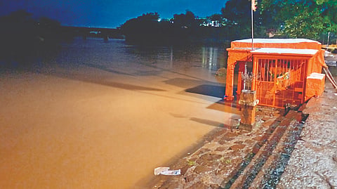 कोल्हापूर : गेल्या २४ तासांत पंचगंगेची पातळी नऊ फुटांनी वाढली. शनिवारी रात्री ११.३० वाजता नदीचे पाणी घाटावरील मारुती मंदिराच्या पायरीला लागलेे.