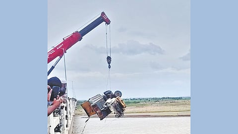 Karnataka Accident: कृष्णा नदीत टिप्पर कोसळला; चालक ठार