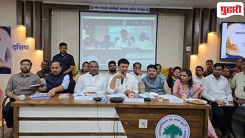 आषाढी यात्रेच्या पार्श्वभूमीवर पंढरपूर येथे आरोग्य विभागाच्या बैठकीत माहिती देताना आरोग्यमंत्री प्रकाश आबिटकर