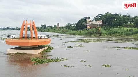 नृसिंहवाडी : येथील संगम मंदिराजवळ पाण्याचा वेढा पडला आहे. (छाया - दर्शन वडेर)