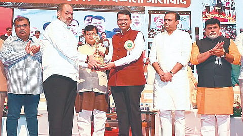 मुंबई : महाराष्ट्र राज्य सहकारी संघ व इतर संस्थांच्या वतीने आंतरराष्ट्रीय सहकार दिनानिमित्त आयाेजित सोहळ्यात वारणा सहकार समूहाचे प्रमुख आ. विनय कोरे यांचा सहकार भूषण पुरस्कार देऊन गौरव करताना मुख्यमंत्री देवेंद्र फडणवीस. सोबत रवींद्र चव्हाण, प्रवीण दरेकर, राहुल नार्वेकर, उदय सामंत.