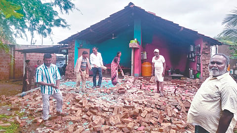 Belgaum Rain: जोडकुरळीत पावसाने घराची भिंत कोसळली