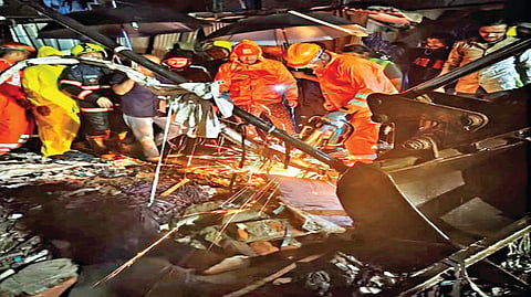 मुंबईतील मानखुर्द येथे तीनमजली घर कोसळल्यानंतर पालिका व अग्निशमन दलाने बचावकार्य सुरू केले.