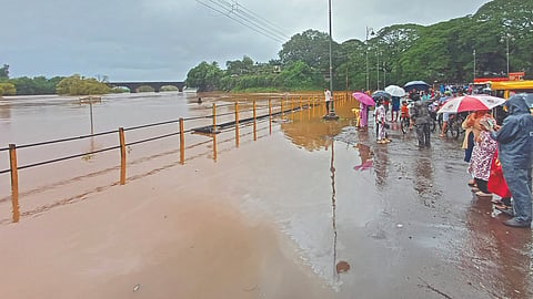 कोल्हापूर : यंदाच्या पावसाळ्यात प्रथमच पंचगंगा नदीचे पाणी पात्राबाहेर आल्याने पाणी पाहण्यासाठी आणि पावसाचा आनंद लुटण्यासाठी घाटावर नागरिकांची गर्दी झाली होती.