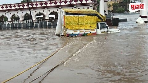 Alandi Indrayani River Flood Bolero Pickup Stuck