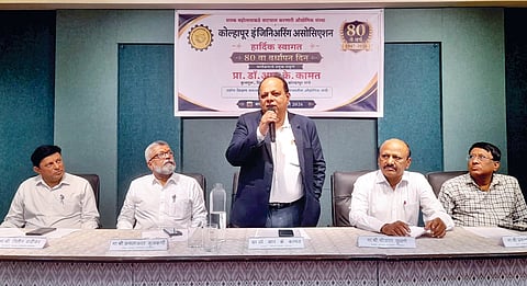 कोल्हापूर : कोल्हापूर इंजिनिअरिंग असोसिएशनच्या ८० व्या वर्धापनदिनानिमित्त आयोजित कार्यक्रमात बोलताना शिवाजी विद्यापीठाचे कुलगुरू डॉ. आर. के. कामत. शेजारी असोसिएशनचे अध्यक्ष कमलाकांत कुलकर्णी, उपाध्यक्ष श्रीकांत दुधाणे, सचिव नितीन वाडीकर, प्रसन्न तेरदाळकर आदी.