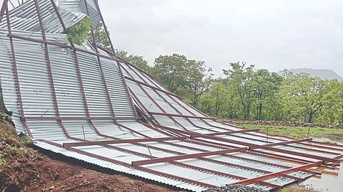 Satara Rain: शाळेचे छप्पर उडाले, घरांचेही नुकसान