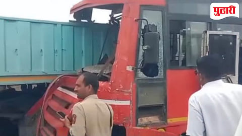 Dhule Nandurbar ST bus accident : धुळे नंदुरबार बसला मालवाहू ट्रेलरची जोरदार धडक; चालक गंभीर जखमी