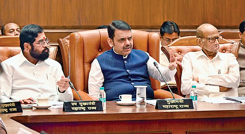 मुंबई : विधान भवन येथे महाराष्ट्र व कर्नाटक सीमा प्रश्नाबाबत उच्चाधिकार समितीच्या बैठकीत मुख्यमंत्री देवेंद्र फडणवीस. शेजारी उपमुख्यमंत्री एकनाथ शिंदे व शरद पवार.