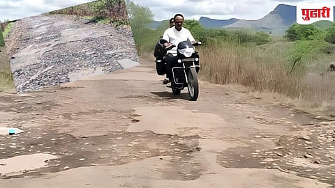 Dhule News | ४० वर्षांपासून रस्त्याला डांबरच नाही! उंभरे, दिघावे रस्त्यासाठी गावकरी एकवटले : निवडणुकांवर सामूहिक बहिष्कार!