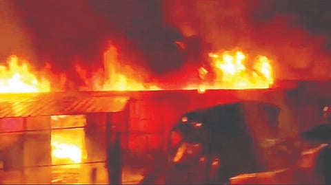 Eksamba Fire: प्लास्टिक साहित्याचे गोदाम जळून खाक