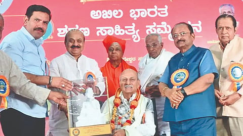 Dr. Prabhakar Kore: डॉ. कोरे शरण साहित्य पुरस्काराने सन्मानित