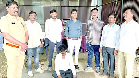 मालेगाव : एमडी पावडर व अटक केलेल्या आरोपीसह पोलिस पथक.