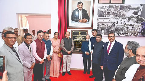 कोल्हापूर : जिल्हा बार असोसिएशनच्या वतीने न्याय संकुलातील शाहू छत्रपती सभागृहात तत्कालीन सरन्यायाधीश भूषण गवई यांच्या तैलचित्राचे अनावरण न्यायमूर्ती घुगे यांच्या हस्ते करण्यात आले.