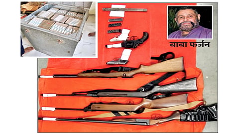 दिवंगत बाबा फर्जन याच्या मिटमिटा येथील बंगल्यात रोख रकमेसह मोठा शस्त्रसाठा, दागिने व विदेशी मद्याचा साठा मिळून आला.