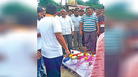 जुना कळंबा नाका येथे रस्त्यावर तिरडी ठेवत मृत गायकवाड यांचे नातेवाईक व परिसरातील नागरिक यांनी महापालिकेचा निषेध केला.