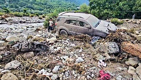 ढगफुटीनंतर आलेल्या पुरात अनेक वाहनांचे मोठे नुकसान झाले.