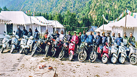 कोल्हापूर : हिमालयातील खडतर रस्त्यांवर यशस्वी प्रवास करणारे कोल्हापुरातील रायडर व त्यांच्या दुचाकी.