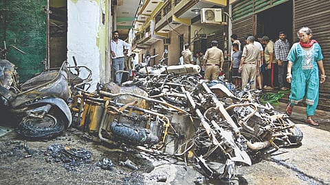 मामुरा गावात इमारतीला लागलेल्या आगीत भक्ष्यस्थानी पडलेली वाहने.