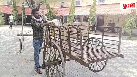 बैलबंडीसह तहसील कार्यालयात पोहचलेला शेतकरी