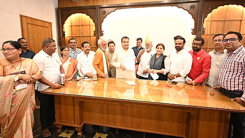 Nagpur News : स्वतंत्र विदर्भ राज्याचा मुद्दा संसदेत मांडा, विदर्भवाद्यांचे गडकरी यांना निवेदन!