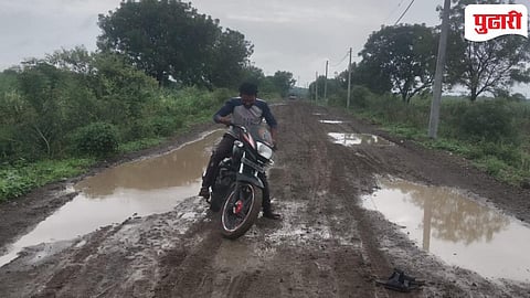 Purna news : पांगरा -पूर्णा चिखलमय रस्ता बनला मृत्यूचा सापळा; समृद्धीच्या वाहतुकीमुळे रस्त्याची वाताहत!