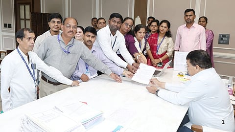 Raigad Sub Registrar Strike | रवींद्र कोळी हल्ला प्रकरणाचे अलिबागेत पडसाद : मुद्रांक कार्यालय कर्मचाऱ्यांचे कामबंद आंदोलन; कामकाज ठप्प