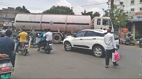 Karad News: टोल वाचविण्यासाठी अवजड वाहने शहरातून