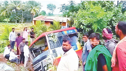 Karnataka Accident: बस खड्ड्यात कोसळून महिला ठार